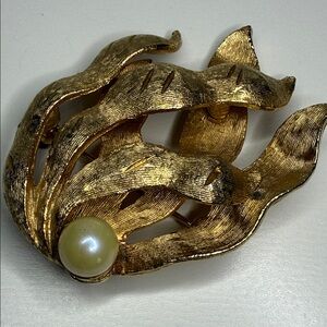 Vintage MCM Gold tone Leaf Brooch pin faux Pearl Accent BSK signed brutalist